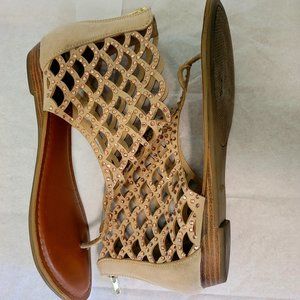 Sigi Soho beige warrior sandals size 8.5